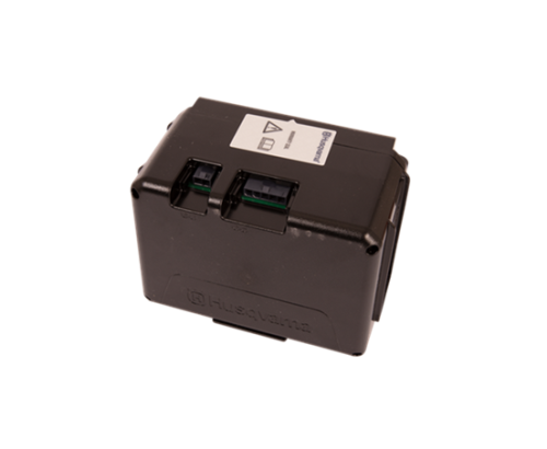 Akumulator Automower 450X Nera Husqvarna w kolorze czarnym, prostokątny kształt. Widoczne otwory do mocowania oraz instrukcje na etykiecie. W pozycji leżącej, na jednolitym tle, bez dodatkowych elementów otoczenia.