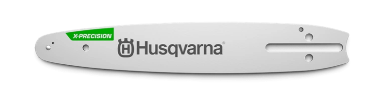 Prowadnica X-Precision Husqvarna w srebrnym metalicznym kolorze z zielonym napisem X-PRECISION. Produkt leży poziomo, widoczny z boku, z dwoma otworami montażowymi. Na powierzchni znajduje się logo Husqvarna w ciemnoszarym kolorze.