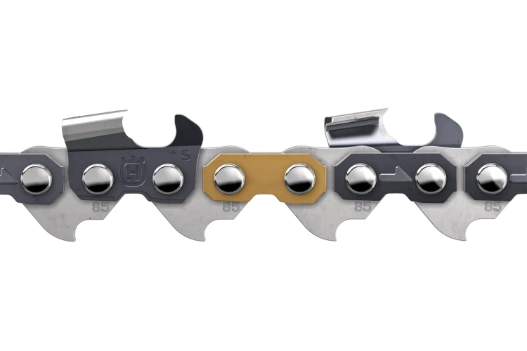 Srebrno-czarny łańcuch tnący S85 X-CUT z metalowymi ogniwami, logo HUSQVARNA i oznaczeniami 3/8, 1,5mm, 56DL. Boczne zbliżenie na strukturę ogniw.