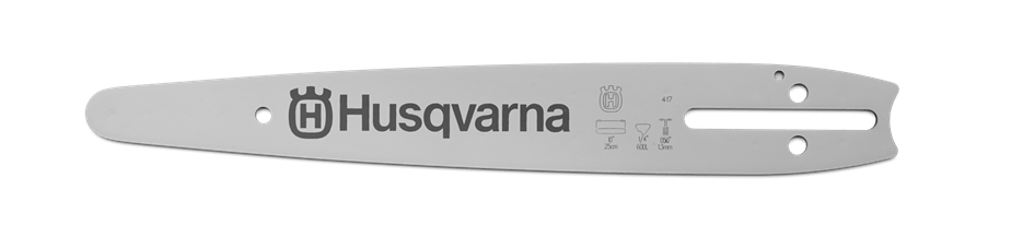 Prowadnica 12/1/4/1,3mm/68DL Carving Husqvarna o metalicznej powierzchni, widoczna z boku, z wyraźnym logo Husqvarna. Na prowadnicy znajdują się oznaczenia techniczne oraz otwory montażowe. Produkt leży na ciemnym tle, co podkreśla jego kształt.