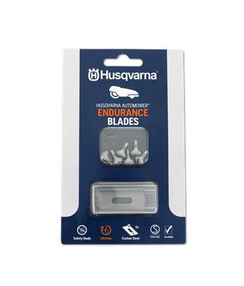 Nożyk Endurance do robotów koszących Husqvarna, w przezroczystym opakowaniu. Metalowy detal z logo i napisem ENDURANCE BLADES na niebieskim tle. Zestaw zawiera kilka ostrzy ze stali węglowej w kartoniku.