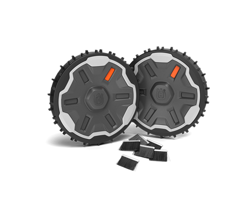 Zestaw dwóch kół do robotów koszących Husqvarna, w kolorze czarnym z szarymi i pomarańczowymi detalami. Widok z przodu na dwa koła z widocznym logo. W komplecie szczotki. Koła mają teksturowaną powierzchnię oraz wyraźne mocowanie do robota.