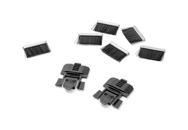 Zestaw szczotek do kół napędowych kosiarki Automower 305/310 Mark II/405X Husqvarna, zawiera dwa uchwyty z czarnym włosiem i białymi końcówkami, na czarnym tle podkreślającym detale.