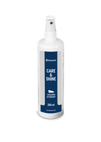 Spray do czyszczenia i konserwacji kosiarki Husqvarna Automower w białej butelce z niebieską etykietą, o pojemności 200 ml. Ujęcie z boku, butelka stoi na prostym tle. Etykieta zawiera napisy CARE & SHINE oraz logo Husqvarna.
