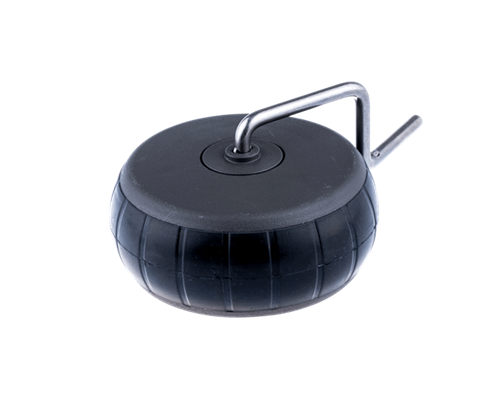 Koło przednie kosiarki Automower 310/315/315X Husqvarna w kolorze czarnym z metalowym uchwytem z tyłu. Okrągły kształt, gładka powierzchnia. Widoczne szczeliny bieżnika. Produkt ułożony poziomo, z widocznym mocowaniem do kosiarki.