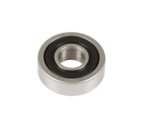 Łożysko kulkowe w kolorze metalicznym o cylindrycznym kształcie, z czarną uszczelką. Ujęcie frontalne ukazuje detale, takie jak wewnętrzna średnica i gładkie wykończenie. Produkt leży na jednolitym tle, bez dodatkowych akcesoriów.