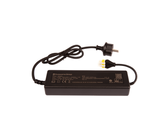 Zasilacz 4.2A do Automower 430X/430X Nera Husqvarna w prostokątnej, czarnej obudowie. Widok z góry, z wyeksponowanymi przewodami. Na obudowie są czytelne napisy i logo Husqvarna. Złącze z przewodem zasilającym na jednym końcu.