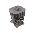 Cylinder do wykaszarki Husqvarna 128R/128L, szary, kwadratowy kształt z wyprofilowanymi otworami, widoczny z boku. Przeznaczony do urządzeń ogrodniczych, z czytelnymi detalami montażowymi i mocującymi. Solidna, metalowa konstrukcja.
