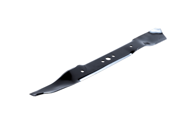 Nóż kosiarki Husqvarna o długości 56 cm, czarny, metalowy, z lekko zaokrąglonym końcem. Widoczne otwory montażowe do łatwego przymocowania. Ujęcie w poziomie, z rozłożonym nożem na jednolitym tle.