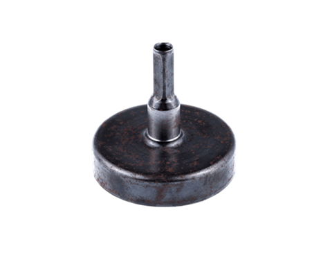 Bęben sprzęgła do wykaszarki Husqvarna 129R i podkaszarki 129C, metalowy, okrągły, o matowej powierzchni. Z odczepianym trzpieniem w centralnej części, widoczny z góry, na czarnym tle. Brak dodatkowych oznaczeń lub grafik.