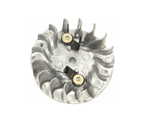 Koło zamachowe do wykaszarki Husqvarna 129R/325R i podkaszarki 129L. Wykonane z metalu, okrągłe z wyprofilowanymi żeberkami. Widoczne dwa mocowania w kolorze czarnym z metalowymi śrubami. Produkt leży na białym tle.