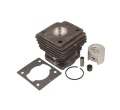 Cylinder do wykaszarki z zestawu 129R/325R/podkaszarki 129L Husqvarna. Z metalową głowicą, prostokątnym kształtem i widocznymi otworami mocującymi. W komplecie piston, pierścień, uszczelka, oraz elementy montażowe. Ułożony na szarym tle.