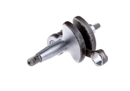 Wał korbowy wykaszarki Husqvarna 142R/143R/153R w metalicznym kolorze z żeberkami i stalowym gwintem, widoczny z boku na białym tle, kluczowy do montażu i funkcjonowania urządzenia.