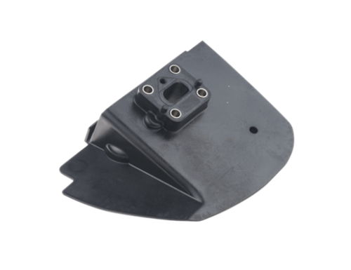 Czarna, plastikowa przegroda izolacyjna do wykaszarki 122R i podkaszarki 122C Husqvarna, z aerodynamicznym kształtem, otworami i mocowaniami do łatwego montażu na jednolitym tle.