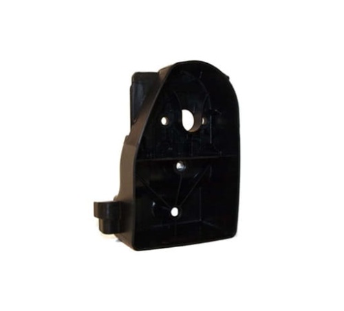 Czarna obsada filtra do wykaszarki Husqvarna 122R oraz podkaszarki 122C, widok z boku, w pozycji stojącej. Plastikowa konstrukcja z otworem centralnym i mocowaniami, doskonała do zastosowań w ogrodnictwie. Proste tło poprawia wyrazistość produktu.