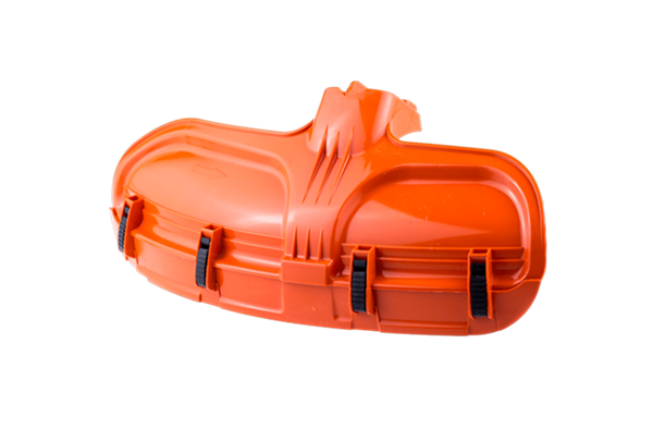 Pomarańczowa osłona Combi wykaszarki z tworzywa, opływowy kształt, front z mocowaniami i dwoma czarnymi zapięciami, leżąca na białym tle, widoczne ślady użytkowania.