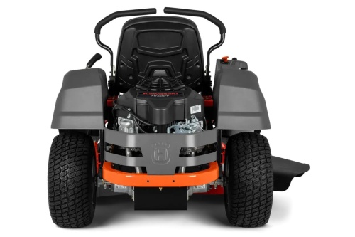 Kosiarka Husqvarna Z242F z silnikiem Kawasaki, zerowy promień skrętu, czarno-szare obudowy, pomarańczowy element. Podwójne tylne koła z bieżnikiem i ergonomiczne uchwyty boczne.
