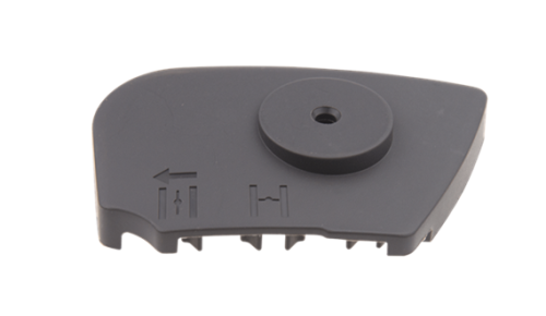 Pokrywa filtra wykaszarki Husqvarna 125R/128R/124L, ciemnoszara, z teksturowanymi brzegami i symbolami montażu. Leży płasko z okrągłym wyprofilowaniem, idealna do wymiany w sprzęcie ogrodowym.