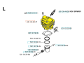 Cylinder wykaszarki Husqvarna 132R/133R 132L, żółty, z widocznymi elementami silnika, w tym świecą zapłonową oraz innymi detalami montażowymi. Produkt przedstawiony z góry. Oznaczenia części w kolorze niebieskim i czarnym. Tło proste, białe.