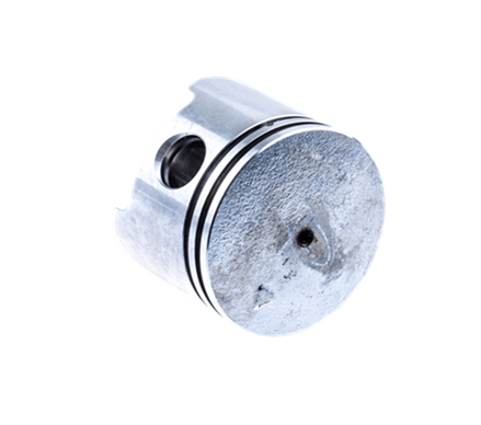 Metalowy srebrny tłok do wykaszarek Husqvarna 132R/133R/132L, okrągły, z jednym otworem, widok pod kątem, gładka powierzchnia, wbudowane pierścienie i oznaczenia na obrzeżu.