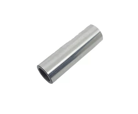 Sworzeń tłoka wykaszarki Husqvarna 132R/133R, metalowy, cylindryczny, srebrny. Ujęcie z boku, produkt leżący poziomo, gładka powierzchnia, brak widocznych napisów lub logo. Tło proste, jasne, co podkreśla jego kontury.