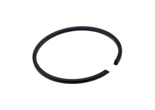 Pierścień tłoka do wykaszarek Husqvarna 132R/133R oraz podkaszarki 132L, okrągły, wykonany z czarnego materiału. Widok w zbliżeniu, ukazujący gładką powierzchnię i przerwę w kształcie. Produkt leżący płasko, na jednolitym tle.