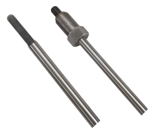 Metalowy wał napędowy do wykaszarek Husqvarna 143R/153R, z prostokątną i gwintowaną końcówką, w kolorze stali, na jednolitym tle, do zastosowań ogrodniczych.