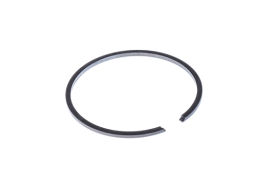 Pierścień tłoka wykaszarki Husqvarna 153R/152RJ, okrągły, metalowy, w matowym czarnym kolorze, z wyraźnym ułamanym końcem. Produkt leżący na białym tle, ukazujący jego kształt i fakturę. Idealny do zamontowania w wykaszarkach.