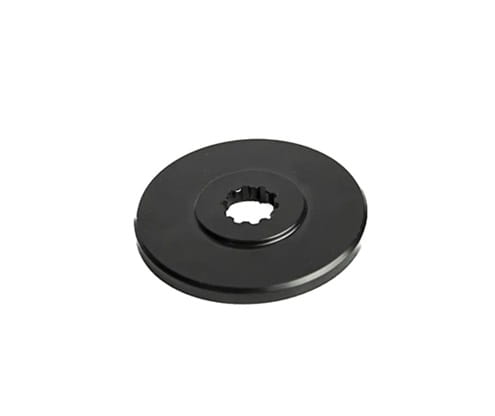 Tarcza pędna wykaszarki Husqvarna 143RS/236RS/543RS, okrągła, gładka, czarna, z centralnym otworem w kształcie gwiazdy. Produkt leżący na białym tle, ukazujący detale jego kształtu i wykończenia.