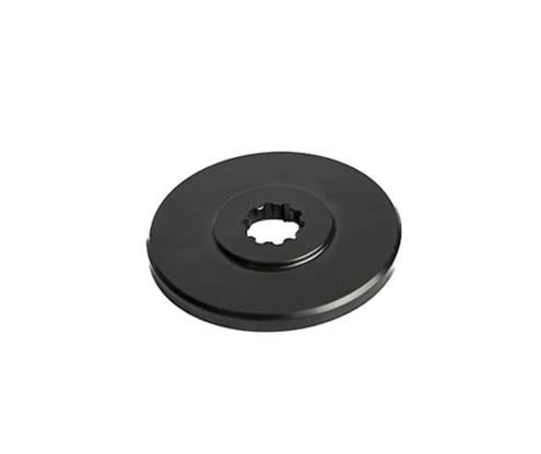Tarcza pędna wykaszarki Husqvarna 143RS/236RS/543RS, okrągła, gładka, czarna, z centralnym otworem w kształcie gwiazdy. Produkt leżący na białym tle, ukazujący detale jego kształtu i wykończenia.