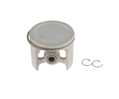 Tłok wykaszarki 252RX Husqvarna, metaliczny, okrągły, z płaskim wierzchem i widoczną szczeliną na mocowanie. Obok dwa pierścienie. W ujęciu z góry, na białym tle, podkreślając konstrukcję i detale mocowania.