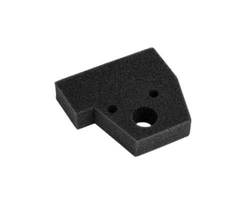 Filtr powietrza do wykaszarki Husqvarna 250R/252RX w czarnym kolorze, wykonany z gęstej pianki. Ma kształt trójkątny z wycięciem i okrągłym otworem, leżący na gładkiej powierzchni. Idealny do wymiany w narzędziach ogrodniczych.