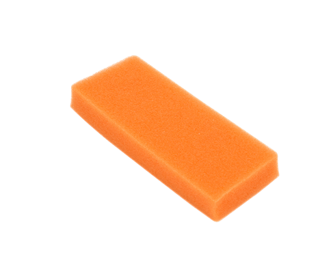 Pomarańczowy, prostokątny filtr powietrza do wykaszarek Husqvarna z pianki, leżący poziomo na jednolitym tle, bez napisów i logo, o niewielkich wymiarach podkreślających funkcjonalność.