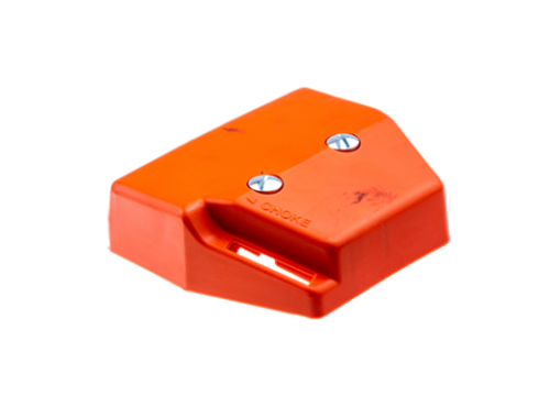 Pokrywa filtra wykaszarki Husqvarna 250R/252RX w kolorze pomarańczowym. Produkt widoczny z przodu, leżący poziomo; widać dwa metalowe śruby oraz napis CHOKE. Krawędź lekko zaokrąglona, gładka tekstura. Tło jednolite, bez wzorów.