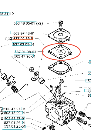 Membrana gaźnika do wykaszarki Husqvarna 223L/123L, okrągła, wykonana z elastycznego materiału. Widoczna w centrum z oznaczeniem w postaci numeru części. Element umieszczony w układzie gaźnika, widoczny z boku, z drobnymi detalami montażowymi.