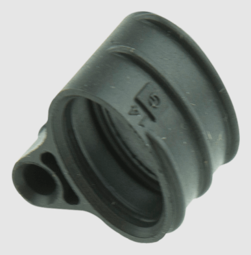 Łącznik gaźnika wykaszarki Husqvarna 123L/322R/323L w kolorze czarnym. Zbliżenie na element z detalem gwintu i otworem, uchwycony pod kątem. Widoczne oznaczenia na powierzchni. Produkt nowy, wykonany z tworzywa sztucznego. Białe tło.