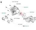 Osłona sprzęgła wykaszarki Husqvarna 323RII/327RX, widok z boku, w ułożeniu leżącym. Element ma okrągły kształt, jest wykonany z tworzywa sztucznego w kolorze ciemnoszarym. Widoczne otwory montażowe oraz logo producenta. Tło białe.