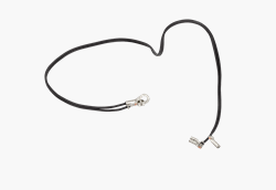 Czarny przewód zwarciowy do podkaszarek Husqvarna 123L/322R, z metalowymi końcówkami. Produkt leży na białym tle, a złącza są widoczne w zbliżeniu, ukazując detale mocowania. Wymiary przewodu są odpowiednie do zastosowań w ogrodnictwie.