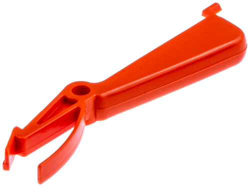 Blokada dźwigni gazu wykaszarki Husqvarna 225R/227R w intensywnym czerwonym kolorze, wykonana z plastiku. Ujęcie z boku, pokazujące ergonomiczny kształt i otwór do mocowania. Produkt leży na jednolitym tle, co podkreśla jego detale.