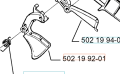 Dźwignia mocy gazu do wykaszarki Husqvarna 225R/227L, w kolorze czarnym z elementami szaro-srebrnymi. Widoczna z boku, z zamocowanym sprężynowym mechanizmem. Umożliwia precyzyjne regulowanie mocy. Części identyfikacyjne wokół.