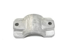 Zacisk obejma do wykaszarki 322R/323R Husqvarna, w kolorze metalicznym, o prostokątnym kształcie. Widoczna jest gładka powierzchnia oraz dwa otwory montażowe. Produkt leży na jasnym tle, ukazując szczegóły konstrukcyjne.