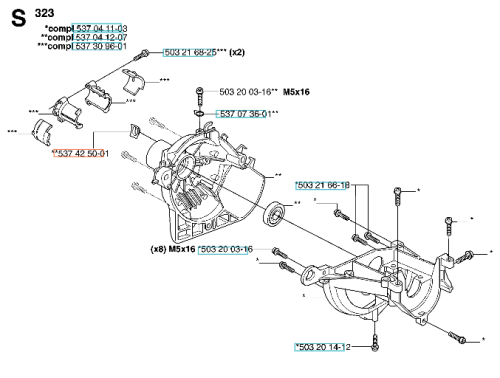 Płyta ochronna skrzyni wykaszarki Husqvarna 323R, szara, wykonana z metalu. Widoczna od góry, z detalami mocowań oraz widocznymi numerami części. Produkt leżący, na białym tle, bez dodatkowych akcesoriów. Wymiary nieokreślone.