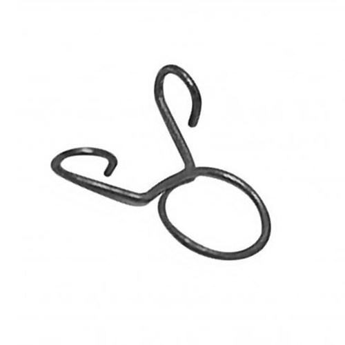 Opaska zaciskowa do pilarki Husqvarna 372XP, wykonana z czarnego metalu. Produkt leży na białym tle, z widocznymi zagięciami i otworami do mocowania, prezentując prostą formę oraz funkcjonalny design.