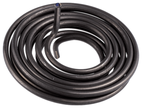 Sprężyna rozrusznika kosy 323R Husqvarna, czarna, metalowa, o okrągłym kształcie, zwinięta w zgrabny krąg, z widocznym końcem lekko wygiętym. Zbliżenie na detal produktu, z prostym, jednolitym tłem.