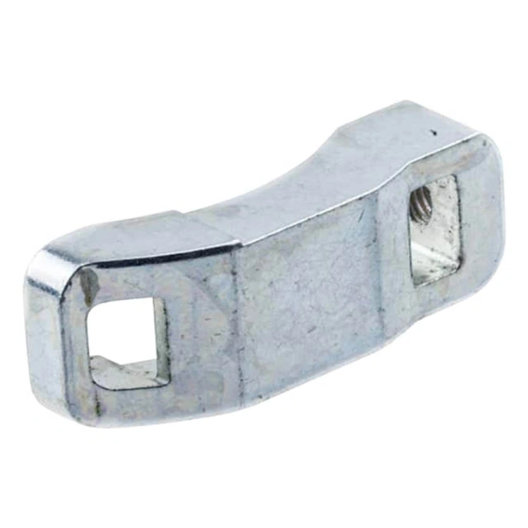 Wspornik/adapter wykaszarki 323RII Husqvarna w kolorze metalicznym, o prostokątnym kształcie z widocznymi otworami na mocowania. Produkt jest widoczny z boku, leżący na białym tle, co podkreśla jego szczegóły konstrukcyjne.