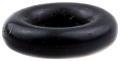 Uszczelka o-ring do wykaszarki 323RII Husqvarna, czarna, gumowa, o okrągłym kształcie. Ujęcie z góry, produkt leży na płaskiej powierzchni. Widoczna gładka faktura oraz pierścień zamknięty, bez dodatkowych napisów czy logo.