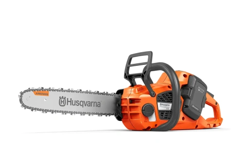 Pilarka akumulatorowa Husqvarna 435i, pomarańczowa z białym łańcuchem i logo, bok prezentujący ergonomiczną rączkę i przycisk, na czarnym tle podkreślającym detale.