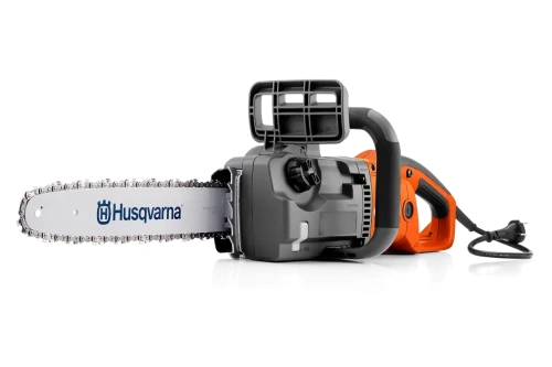 Elektryczna pilarka Husqvarna 420 EL, pomarańczowo-szara, z czarnymi i szarymi przyciskami, logo na łańcuchu, kabel zasilający. Przeznaczona do użytku domowego i ogrodniczego.