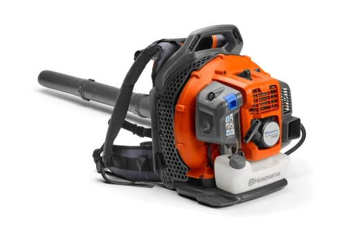 Dmuchawa plecakowa Husqvarna 345 BT w pomarańczowo-czarnych kolorach, z widocznym silnikiem, zbiornikiem paliwa, ergonomicznymi pasami i uchwytami oraz logo i oznaczeniami na obudowie.