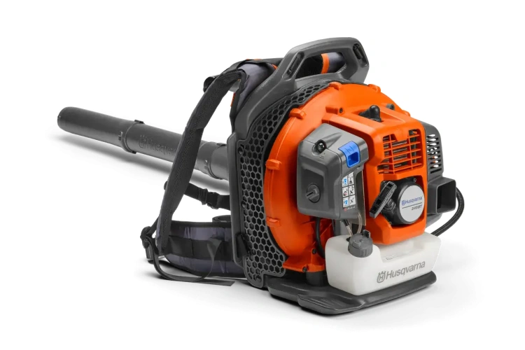 Dmuchawa plecakowa Husqvarna 345 BT w pomarańczowo-czarnych kolorach, z widocznym silnikiem, zbiornikiem paliwa, ergonomicznymi pasami i uchwytami oraz logo i oznaczeniami na obudowie.